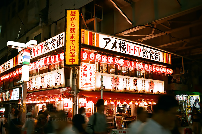 濃厚な写りのPrimagon 35mm。フィルムカメラと夜の繁華街をぶらぶら。 in アメ横、表参道 - オールドレンズと街歩き『東京ぶら街写真。』  フォトグラファー中山英克